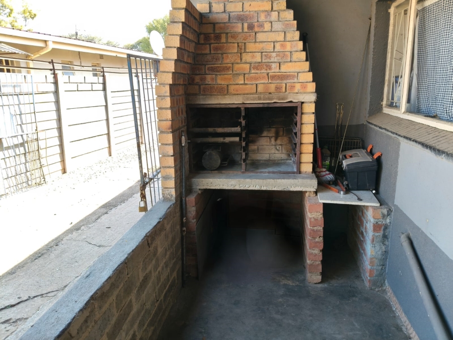 To Let 4 Bedroom Property for Rent in Oos Einde North West